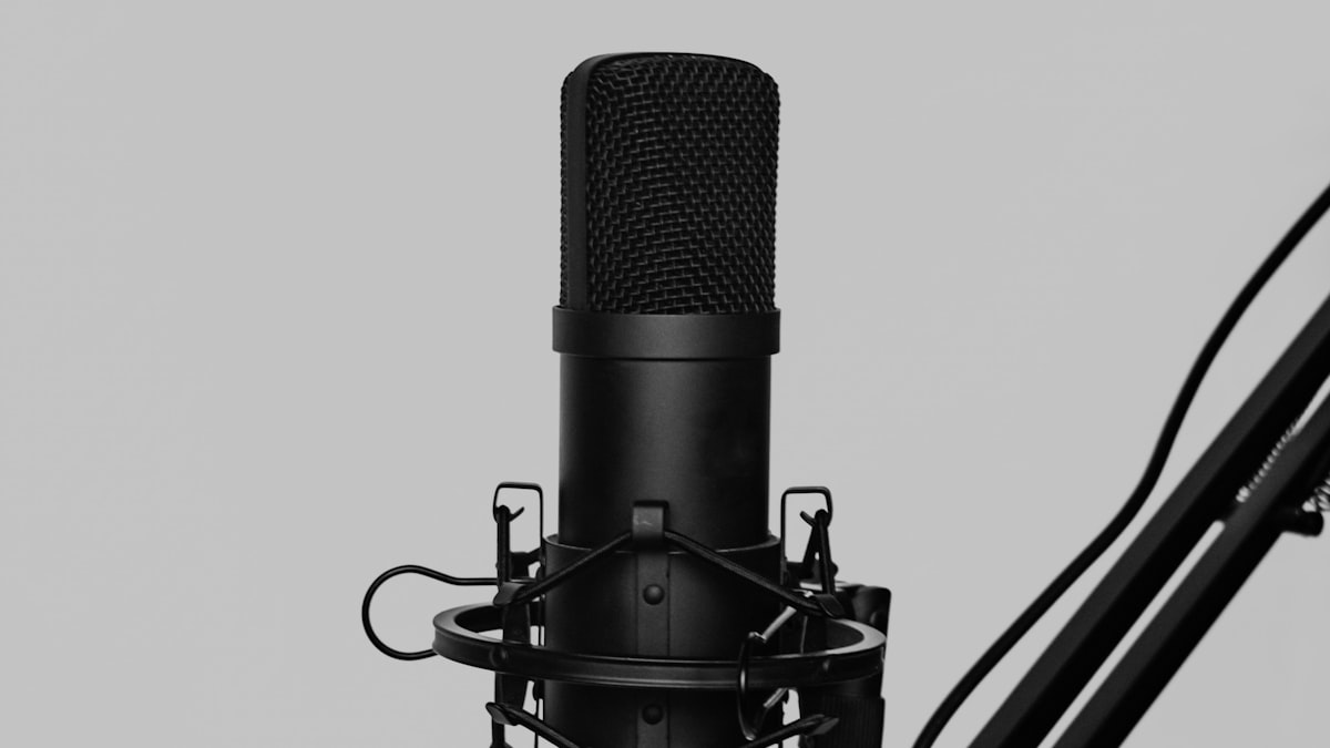 Los estudios de grabación, corazón de la tradición del doblaje español, se enfrentan a la irrupción de las voces sintéticas.